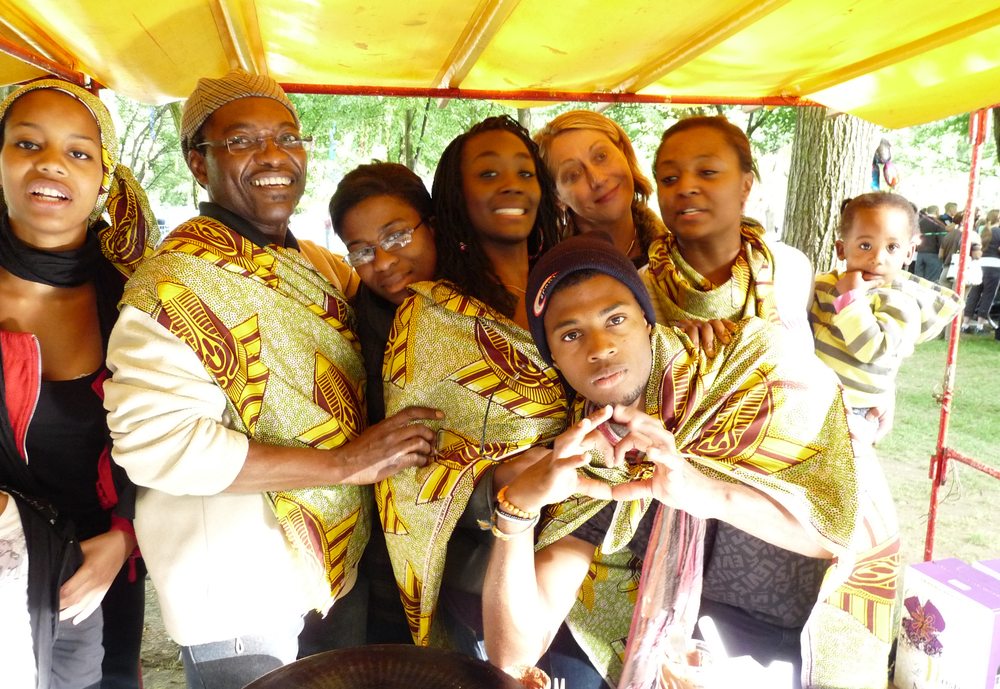 Membres de Valeurs d'Afrique en tenues wax — diaspora africaine unie et joyeuse