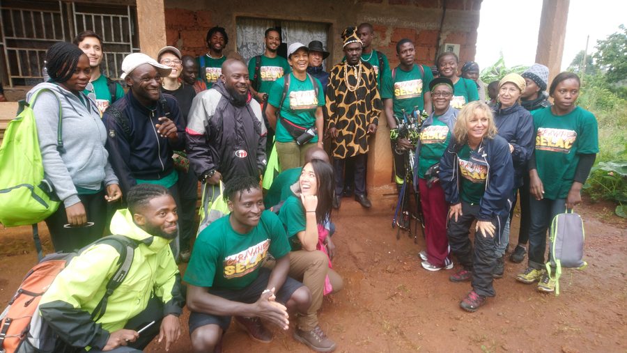 Groupe Caravane SELAC avec chef traditionnel — rencontre diaspora et communautés locales