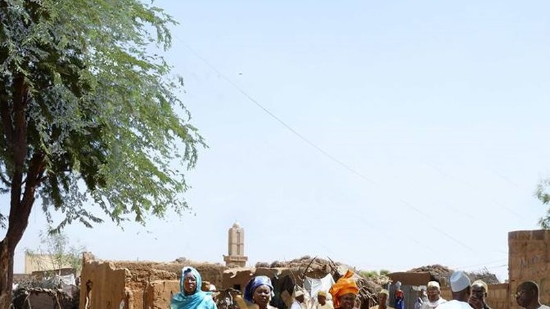 Village de Saldé — tenues traditionnelles, mosquée en terre, territoire du fleuve Sénégal